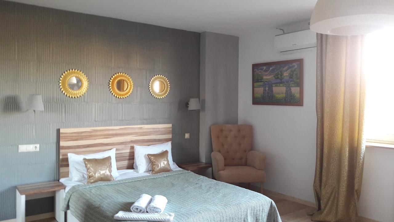 Mini Hotel On Demiivska Kyiv Exterior photo